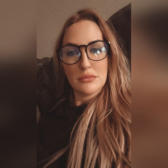 Meet your Posher, Hollie - Picture 2 of 2